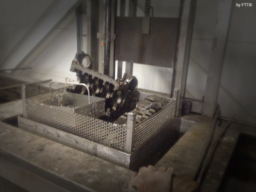Chemische Ultraschallreinigung Motorblock